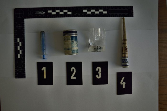 Ilustračný obrázok k článku Novozámockí policajti sa činili: Zadržali muža (33) v kradnutom aute a s drogami