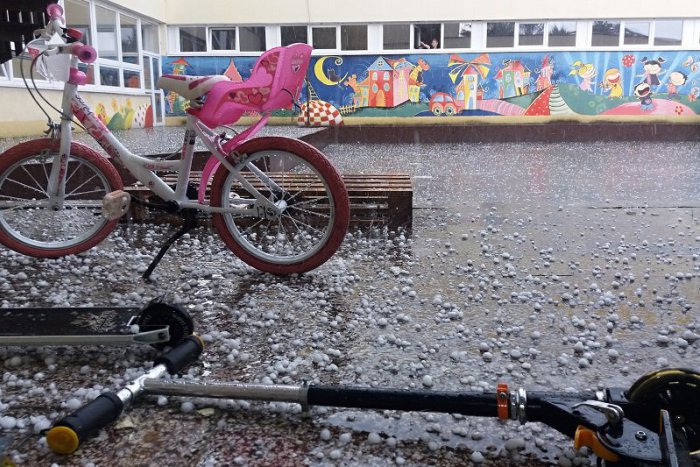 Ilustračný obrázok k článku Stred a východ Slovenska môžu v pondelok zasiahnuť búrky s krúpami