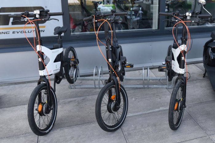 Ilustračný obrázok k článku Polícia otvorene: Môžeme sa na elektrickej kolobežke pohybovať po chodníku?