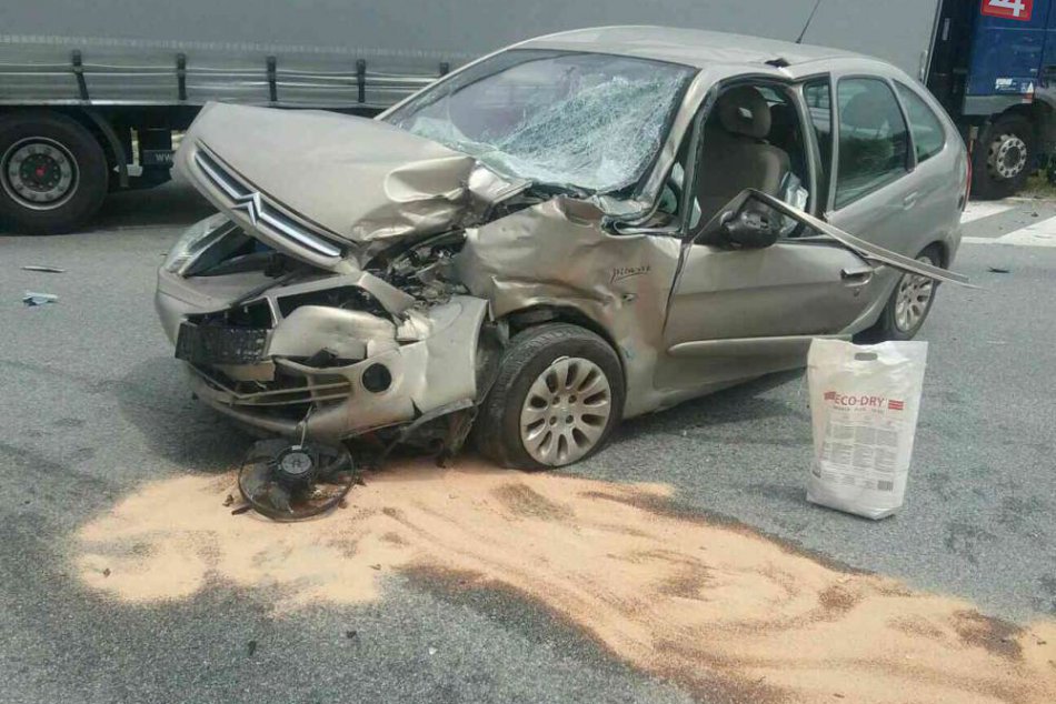 Ilustračný obrázok k článku Vážna nehoda pod Soroškou: Zrazil sa kamión s osobným autom, FOTO