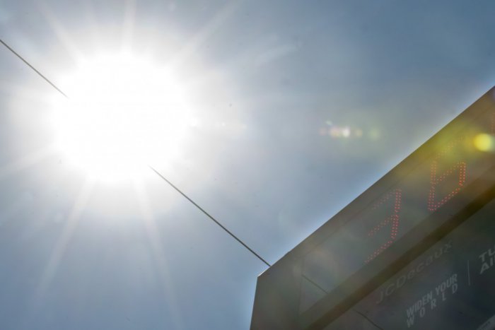 Ilustračný obrázok k článku Na čo má zamestnanec nárok počas horúcich dní?