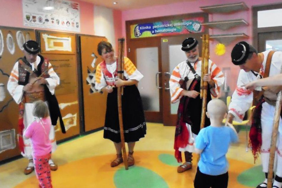 Ilustračný obrázok k článku FOTO: V bystrickej škole pri nemocnici bolo veselo. Medzi malých pacientov zavítali fujaristi
