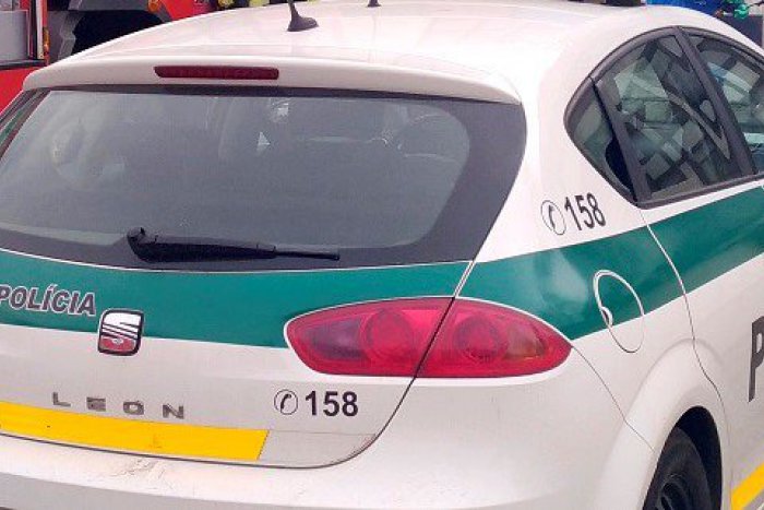 Ilustračný obrázok k článku Hasiči vyslobodili dieťa z auta pred nákupným centrom v Trenčíne