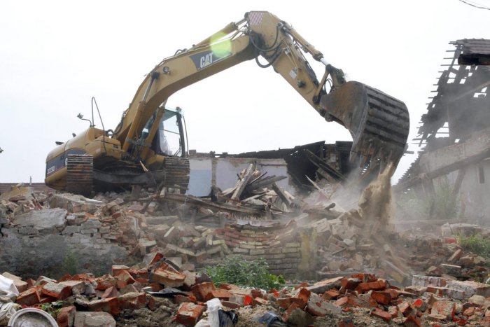 Ilustračný obrázok k článku Vážny úraz pri búracích prácach v Starom Smokovci: Báger privalil dvoch mužov