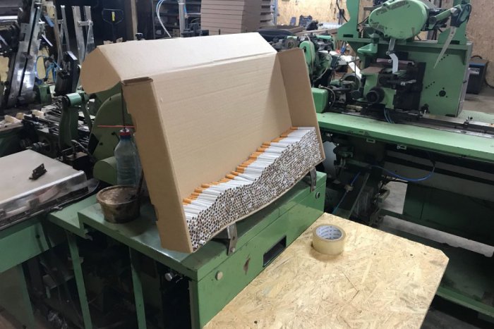 Ilustračný obrázok k článku Historický úlovok! V Revúcej odhalili doteraz najväčšiu nelegálnu výrobňu cigariet