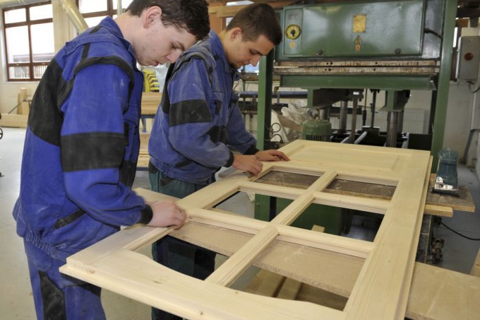 Ilustračný obrázok k článku Fiľakovská škola zmodernizuje stolársku dielňu: Podarí sa to vďaka cezhraničnej spolupráci