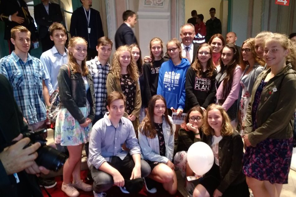 Ilustračný obrázok k článku Netradičný zážitok pre žiakov zo Spišskej: Počas výletu odovzdali vysvedčenie hlave štátu