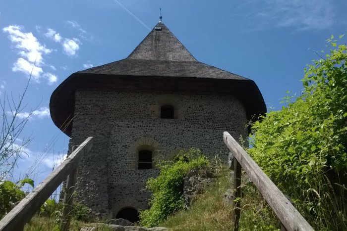 Ilustračný obrázok k článku Prístup k hradu Šomoška zlepší obnovená asfaltová cesta, má prilákať viac turistov