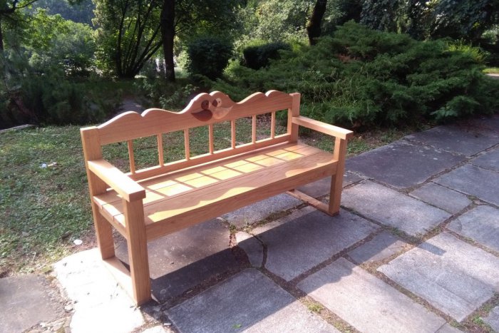 Ilustračný obrázok k článku V sliačskom Parku velikánov pribudli lavičky. Sú venované týmto 2 známym osobnostiam