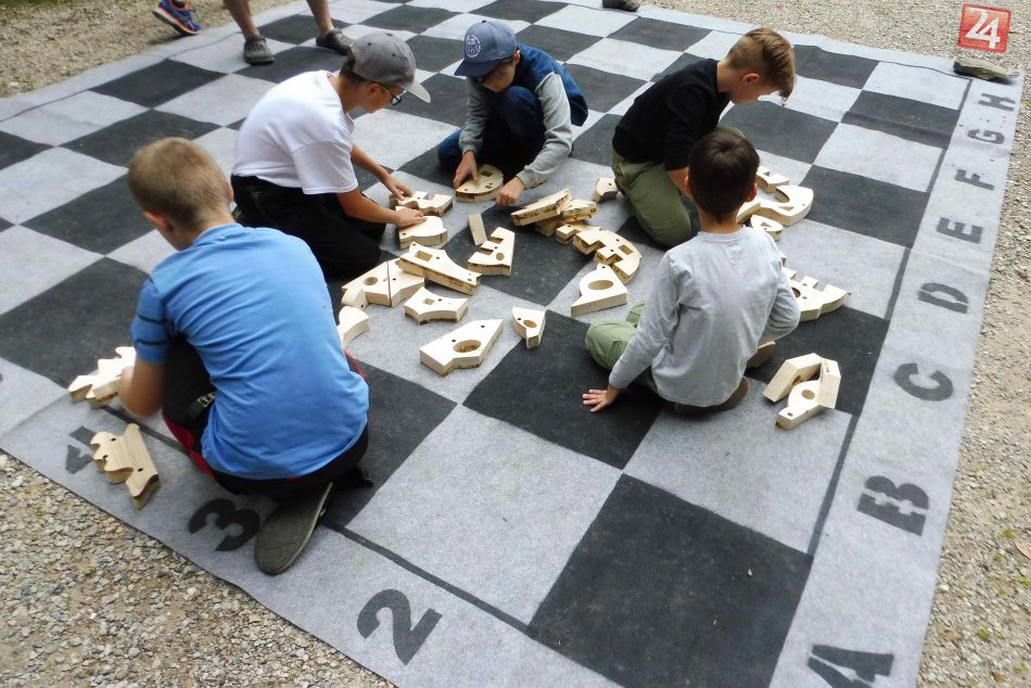 Ilustračný obrázok k článku Šachové sústredenie mládeže: V poľovníckom zámočku bolo veselo, FOTO