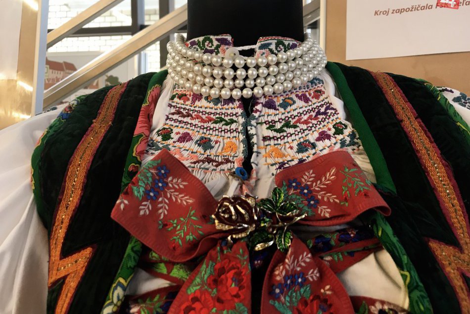 Ilustračný obrázok k článku FOTO: Knižnicu Jána Bocatia v Košiciach obsadili tradičné odevy neviest