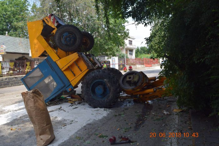 Ilustračný obrázok k článku Na Zobore sa prevrátil bager: Pod jeho váhou skončila jedna osoba