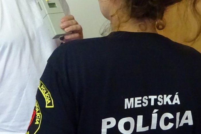 Ilustračný obrázok k článku Zvolenskí policajti si posvietili na požívanie alkoholu neplnoletými. Toto odhalili kontroly