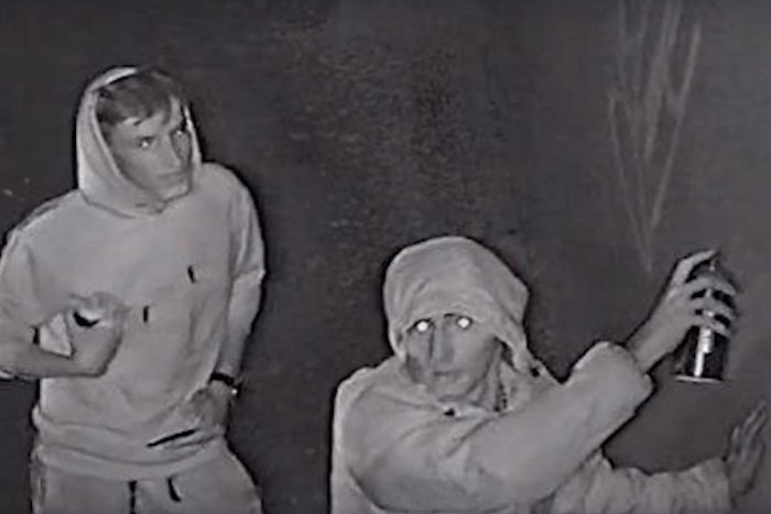 Ilustračný obrázok k článku VIDEO: V Bystrici sa činili sprejeri. Nespoznáte mladíkov na záberoch z kamery?