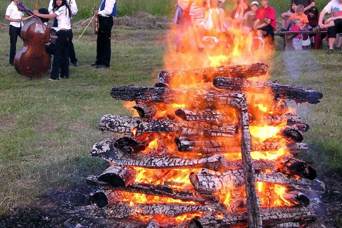 Ilustračný obrázok k článku Tipy na víkend: Rozhorí sa Jánsky guláš a roztancujú folklórne dni v Heľpe