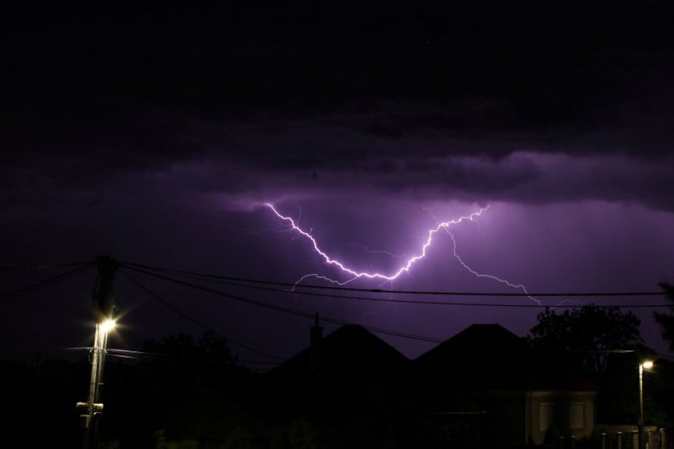 Ilustračný obrázok k článku FOTO: Blesky rozohrali oblohu, príroda ukázala svoju silu nad okresom Nové Zámky