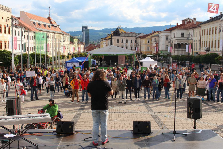 Ilustračný obrázok k článku FOTO: Protest opäť spojil Bystričanov. Takto to v piatok vyzeralo na námestí