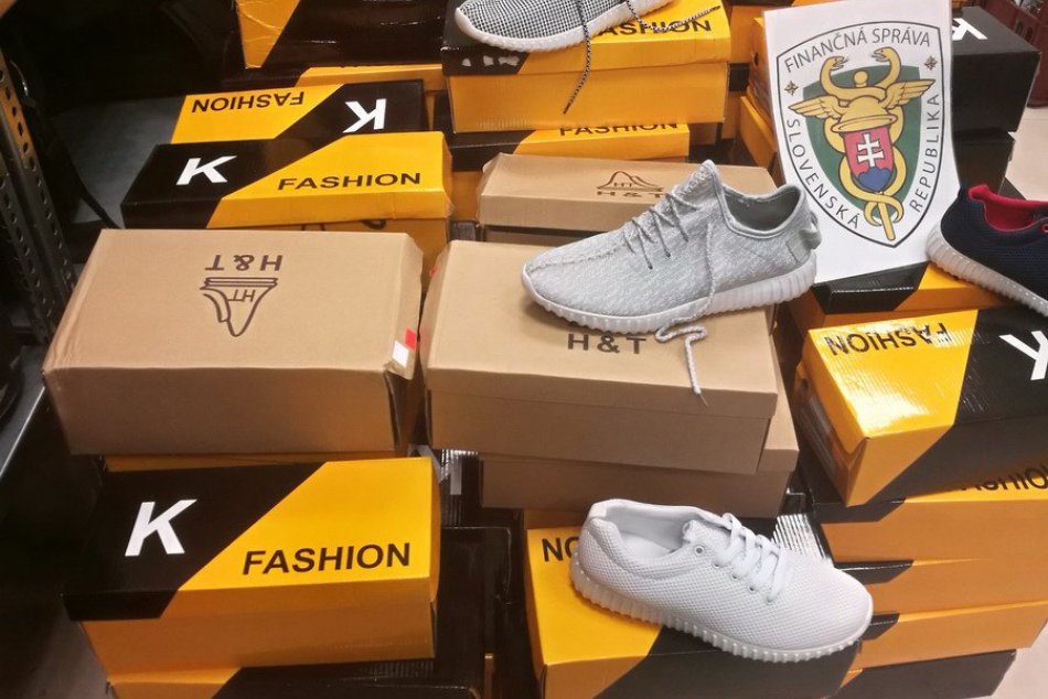 Ilustračný obrázok k článku Nitrianski colníci sa činili: Od januára zaistili vyše 1200 falzifikátov, FOTO