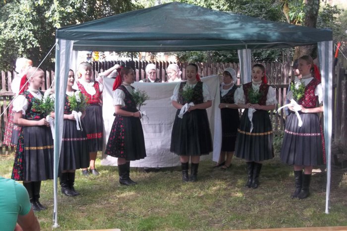 Ilustračný obrázok k článku V ľudovom dome ukázali svadobný obrad: Prišli aj remeselníci, FOTO