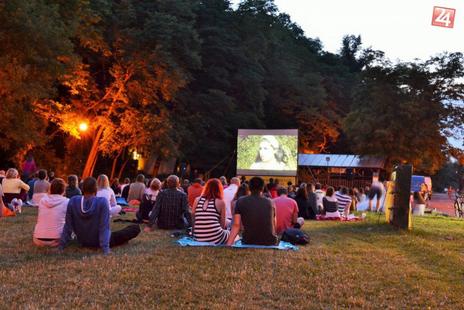 Ilustračný obrázok k článku Zažite atmosféru premietania pod holým nebom: Filmové noci sú tu i tento rok