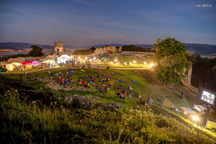 Ilustračný obrázok k článku Neďaleko Prešova sa chystá Filmová noc na hrade: Prvé informácie o obľúbenom podujatí