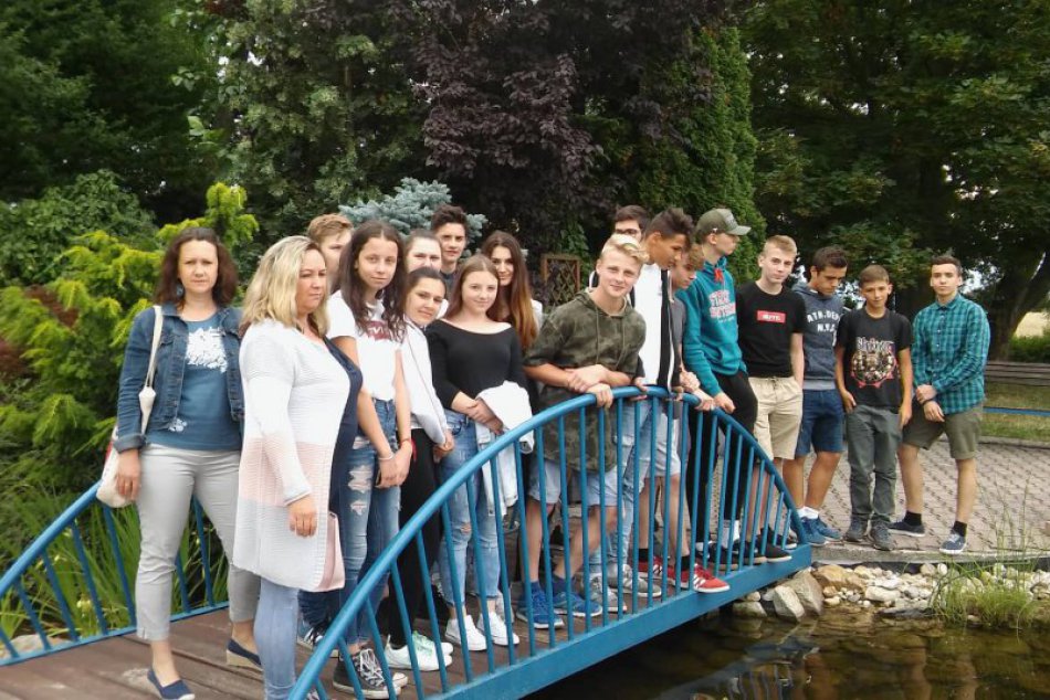 Ilustračný obrázok k článku FOTO: Nevšedný zážitok revúckych školákov. Navštívili televíziu aj Národnú radu SR