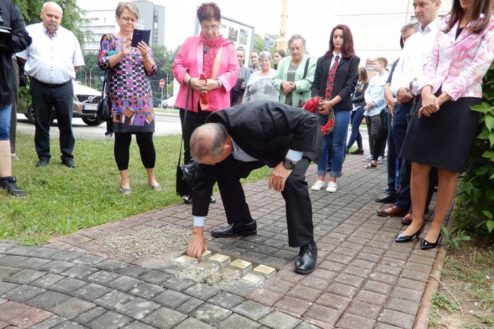 Ilustračný obrázok k článku Zachránila 70 Židov. V Humennom si stolpersteinmi uctili rodinu Blanky Bergerovej