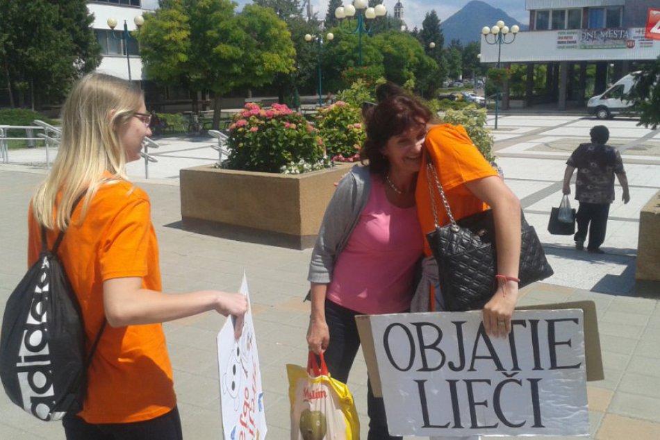 Ilustračný obrázok k článku FOTKY, ktoré vyčarujú úsmev: Považskobystrické ulice plné objatí