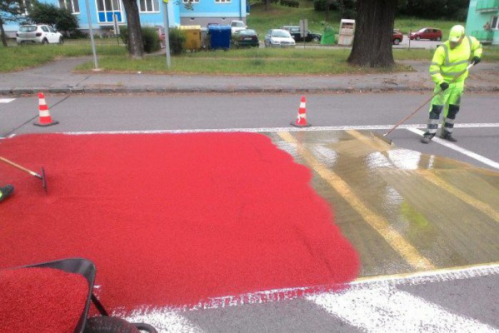 Ilustračný obrázok k článku Novinka na známej ceste: Ťah cez Kremnicu so špeciálnym povrchom, FOTO