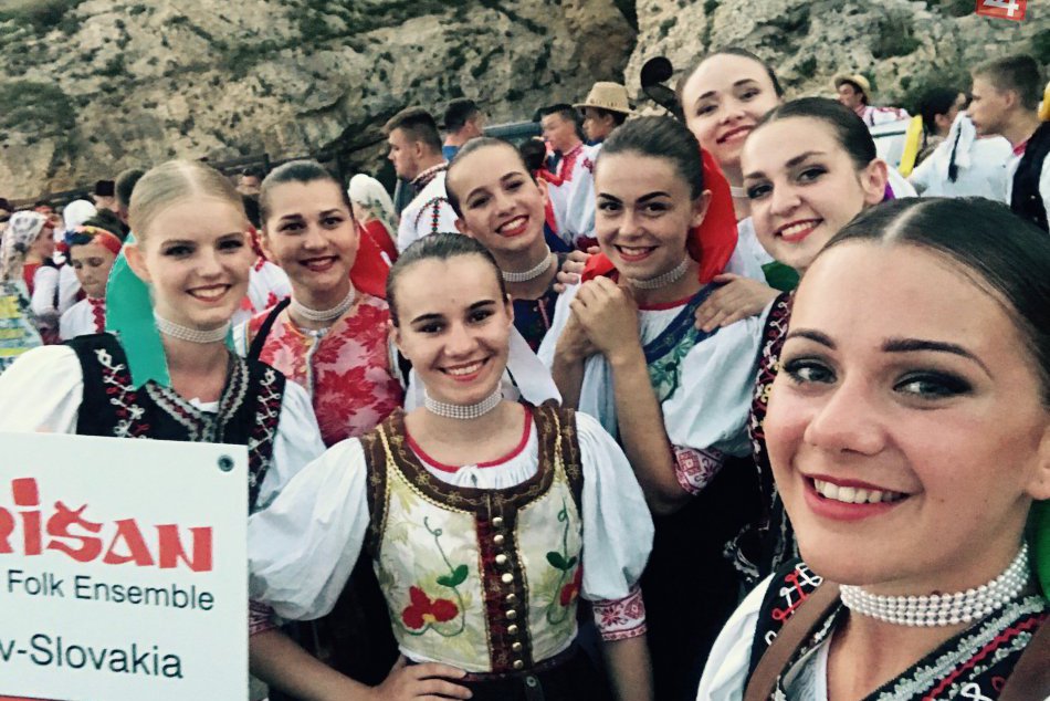 Ilustračný obrázok k článku Naozaj kuriózny zážitok prešovského folklórneho súboru: Šarišan o zrútení pódia