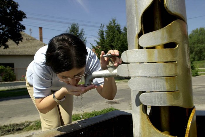 Ilustračný obrázok k článku Milovníci artézskych studní, spozornite: Voda z močenských Sík nie je pitná!