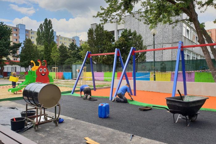 Ilustračný obrázok k článku Dúbravka obnovila ďalšie detské ihrisko. Deti ho dostanú na vysvedčenie!