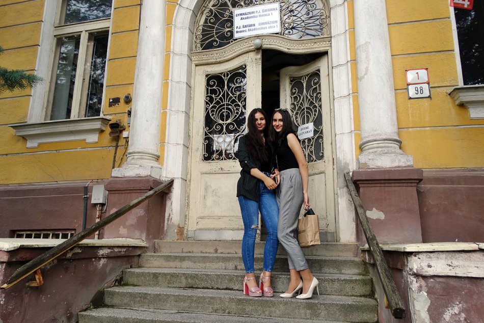 Ilustračný obrázok k článku Radosť aj lúčenie: Posledný školský deň na rožňavskom gympli, FOTO