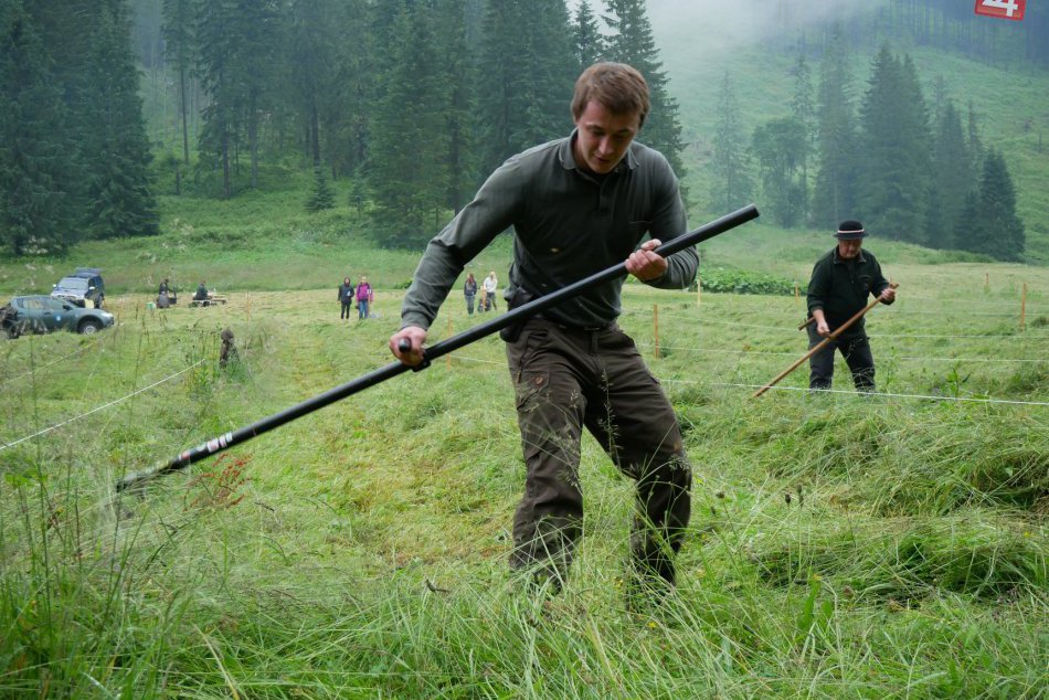 Ilustračný obrázok k článku Lesníci súťažili: Kto najlepšie kosí kosou a kto varí najchutnejší guláš?