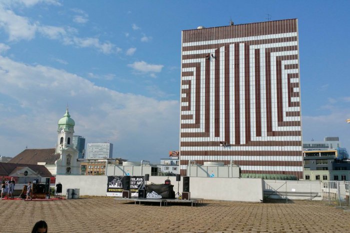 Ilustračný obrázok k článku FOTO + VIDEO: Na zaujímavej zmene fasády hotela Kyjev pracovalo 17 horolezcov