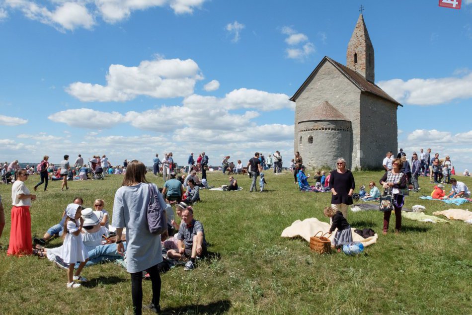 Ilustračný obrázok k článku Raňajky v tráve majú pokračovateľa: Myšlienku zachová Dražovský piknik