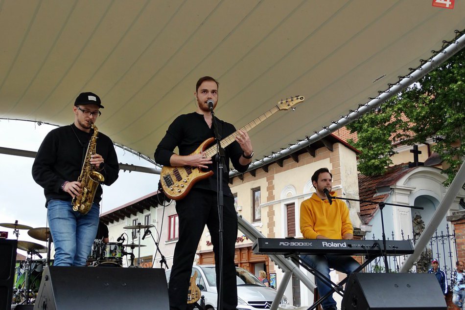 Ilustračný obrázok k článku Hudobná nedeľa v réžii Rožňavčanov: Námestím sa ozývali piesne, FOTO a VIDEO