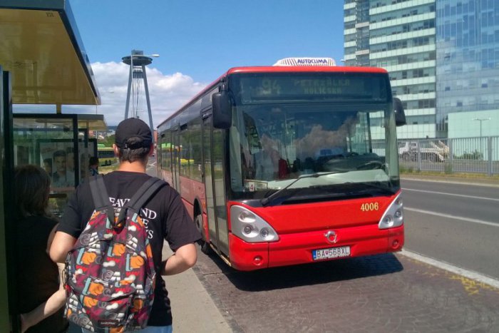 Ilustračný obrázok k článku V MHD môžu cestovať zadarmo držitelia zlatej Janského plakety aj niektorí študenti špeciálnych škôl