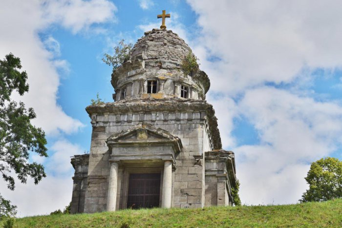 Ilustračný obrázok k článku Brezno získalo dotáciu na obnovu hrobky rodiny Lehotských, dominanta bude nasvietená