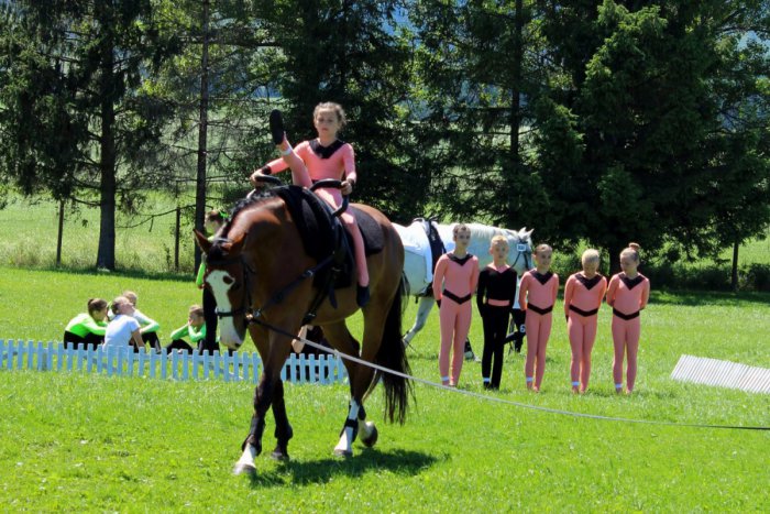 Ilustračný obrázok k článku FOTO,  Trnoveckí voltižéri bodovali pod Tatrami: Podržal ich skvelý Pluto