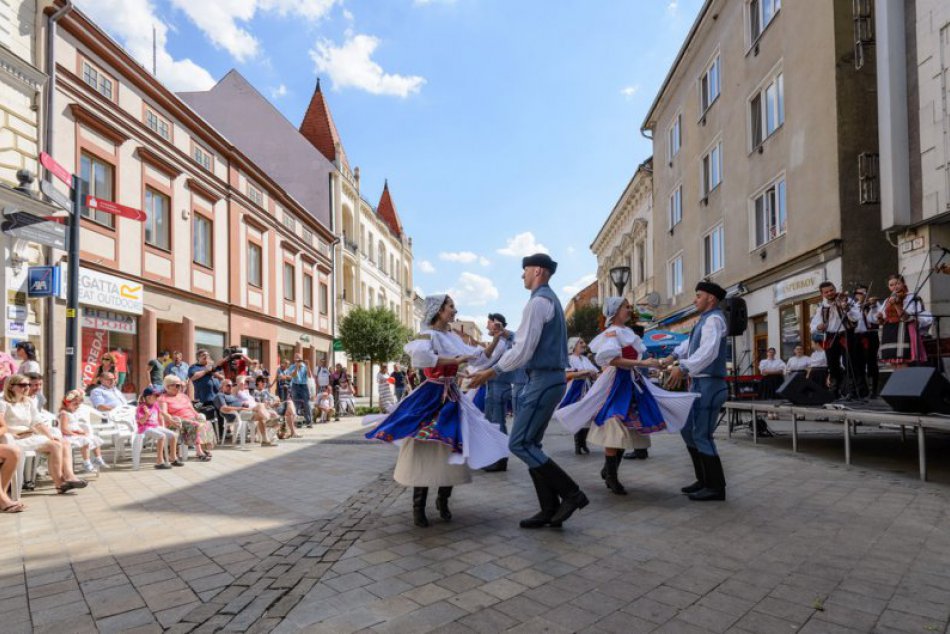 Ilustračný obrázok k článku Pešiu zónu roztancovali stovky folkloristov: Začala sa Akademická Nitra, FOTO
