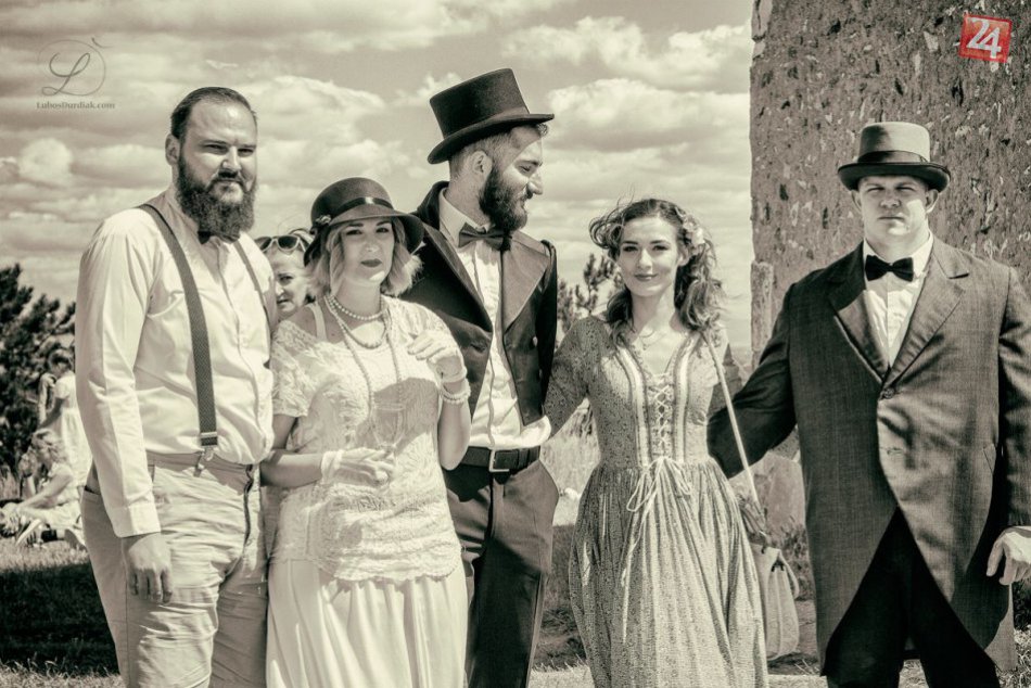 Ilustračný obrázok k článku OBRAZOM: Raňajky v tráve pri Dražovskom kostolíku okom nitrianskeho fotografa