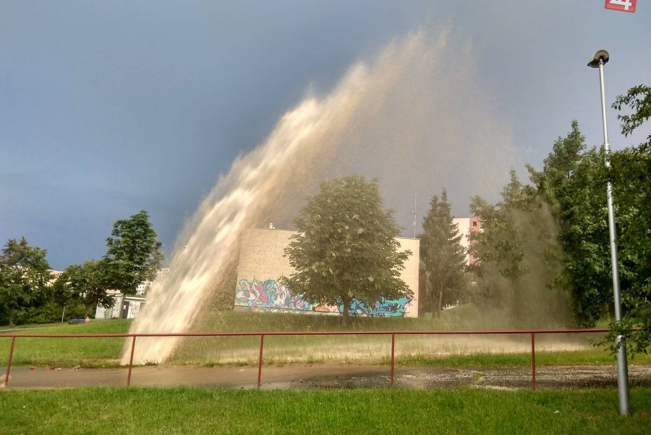 Ilustračný obrázok k článku VIDEO: Klokočinský gejzír: Voda z prasknutého potrubia striekala do poriadnej výšky