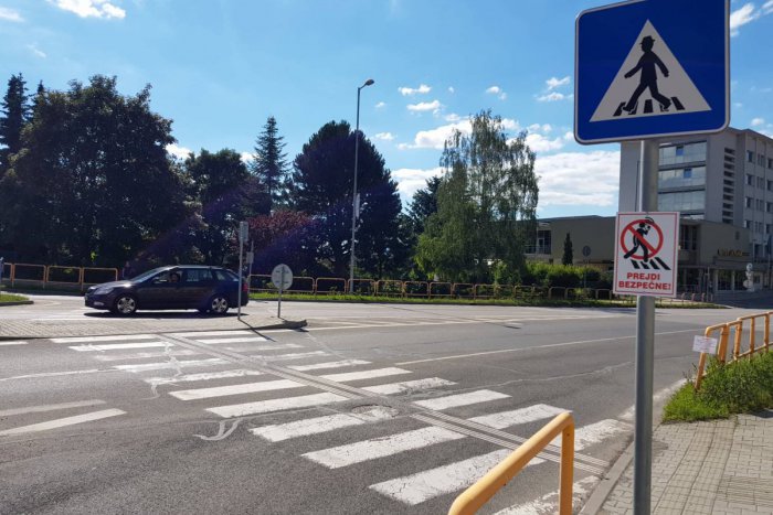 Ilustračný obrázok k článku Nové tabuľky pri priechodoch v Mikuláši:  Upozornia chodcov, aby nepoužívali mobil