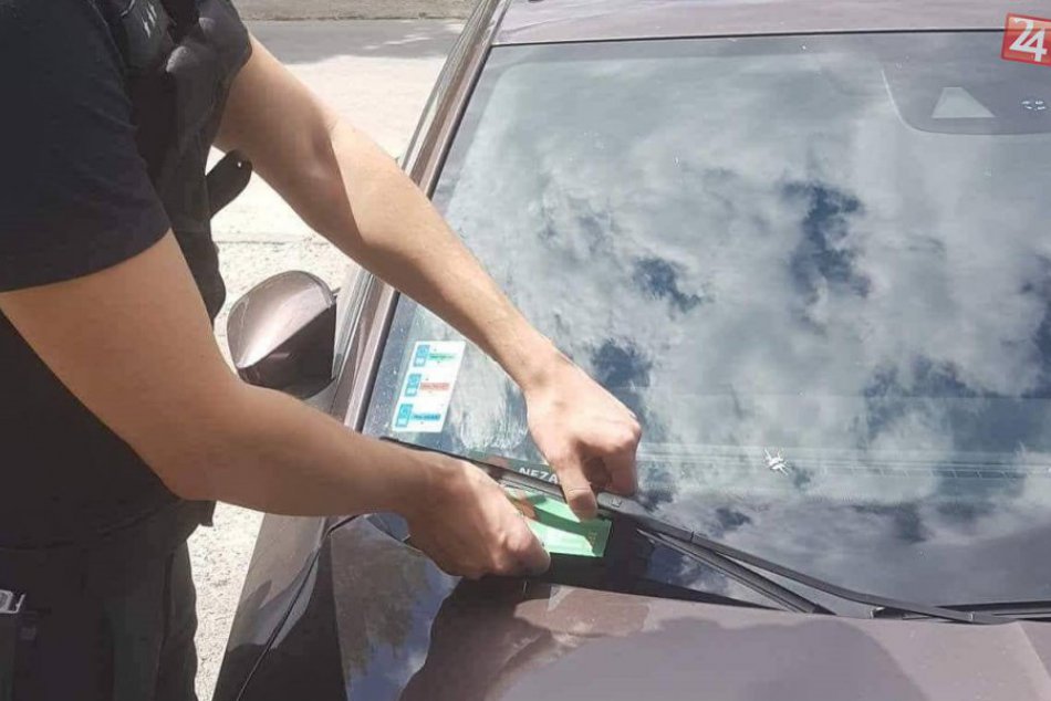 Ilustračný obrázok k článku Kampaň polície Nezabudni na mňa v aute: Letáky rozdávali aj rožňavskí policajti, FOTO