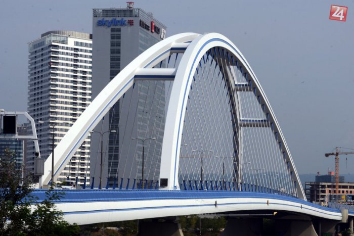 Ilustračný obrázok k článku Policajti zachránili muža, ktorý chcel skočiť z Mosta Apollo