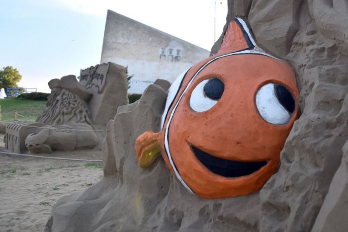 Ilustračný obrázok k článku FOTO: Tip na výlet: Brehy Zemplínskej šíravy zdobia aj v tomto roku pieskové sochy