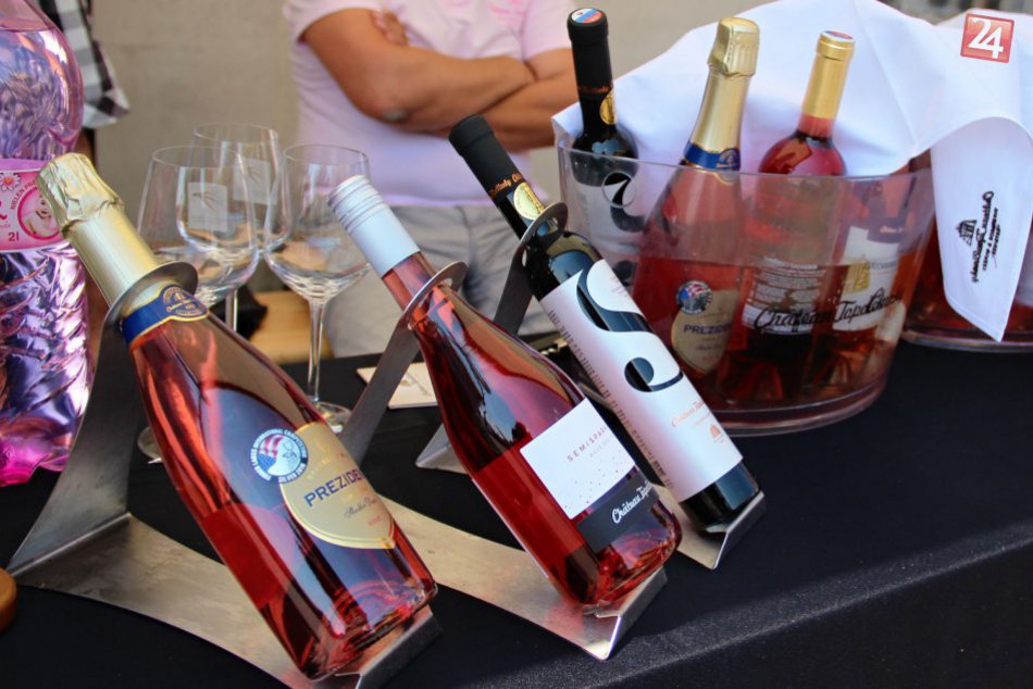 Ilustračný obrázok k článku Pod Nitrianskym hradom sa degustovalo: VIDEO z Ružovej vínnej uličky