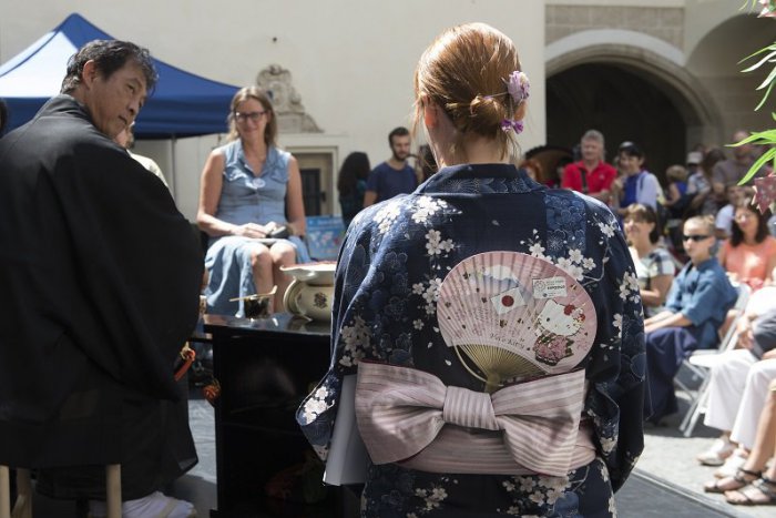 Ilustračný obrázok k článku FOTO: Nádvorie Starej radnice sa zmenilo na malé Japonsko s tradíciami