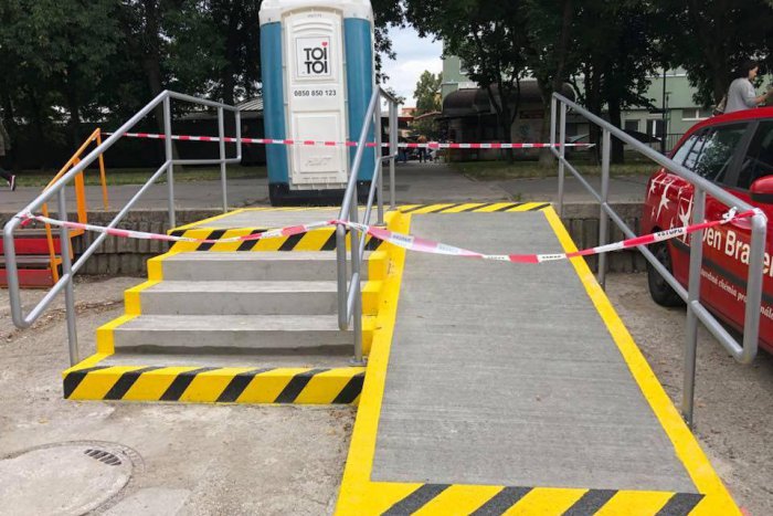 Ilustračný obrázok k článku V Petržalke pokrstili čokoládovými dukátmi „najdrahšie“ schodisko